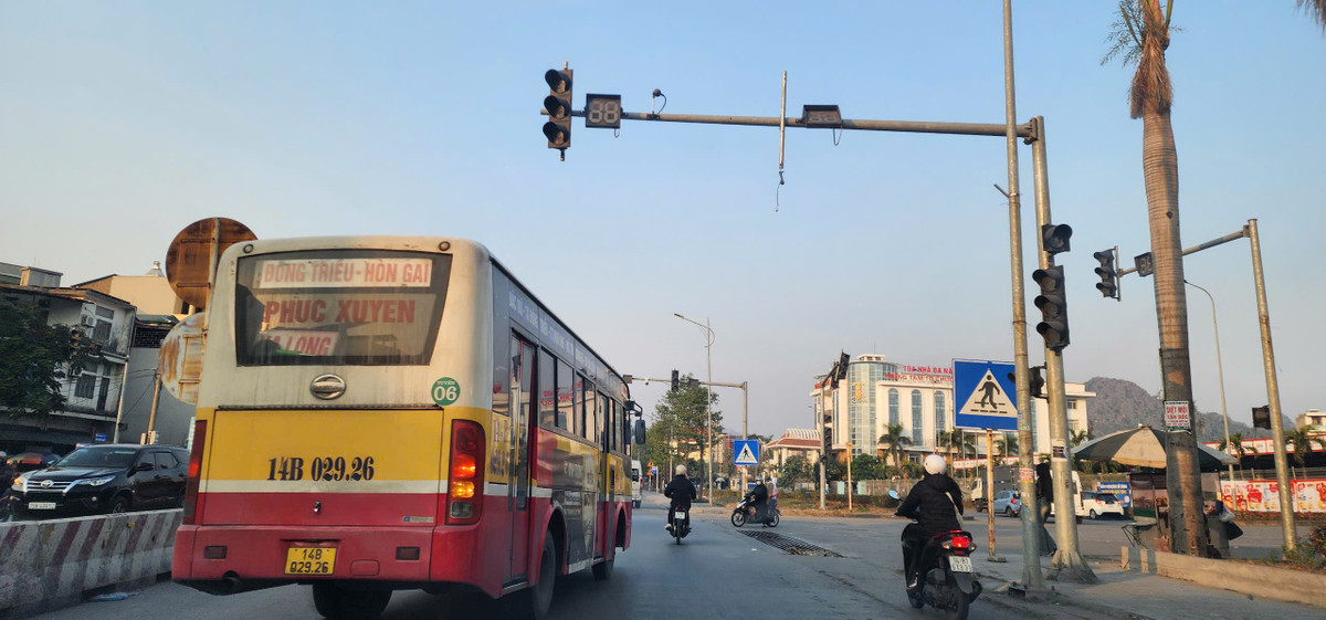 Tại nút giao thông cầu Trắng trên Quốc lộ 18, hệ thống tín hiệu đèn giao thông không hoạt động nên việc di chuyển của người tham gia giao thông đang diễn ra một cách vô tội vạ.