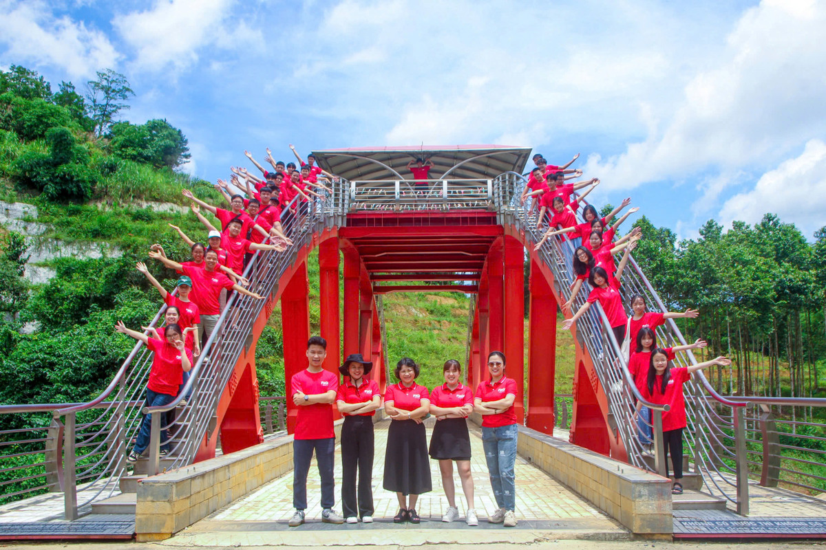 Mỗi công trình giống một tác phẩm nghệ thuật với kiến trúc độc đáo, như tòa nhà hình quyển sách, hình con bướm, hình bọ rùa; cây cầu lát đá gắn với bảng tuần hoàn các nguyên tố hóa học. Tại đây có khu nhà biểu diễn múa rối nước và các trò chơi mang đậm văn hóa Mường… 