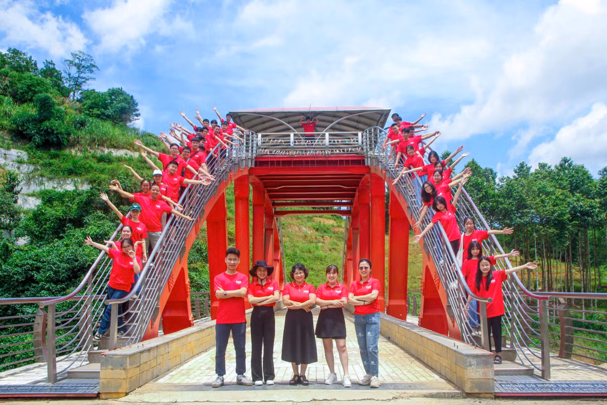 Mỗi công trình giống một tác phẩm nghệ thuật với kiến trúc độc đáo, như tòa nhà hình quyển sách, hình con bướm, hình bọ rùa; cây cầu lát đá gắn với bảng tuần hoàn các nguyên tố hóa học. Tại đây có khu nhà biểu diễn múa rối nước và các trò chơi mang đậm văn hóa Mường… 