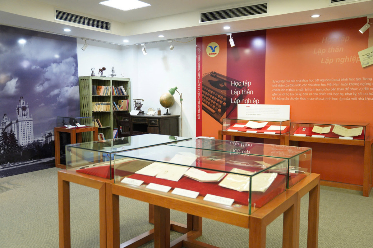 Bước dạo bộ trên cây cầu được xây dựng mô phỏng hình ảnh Khuê Văn Các, các bạn trẻ yêu Hóa học sẽ không khỏi ngạc nhiên khi nhận thấy 118 nguyên tố hóa học theo bảng tuần hoàn Mendeleev và vòng tuần hoàn của nước được bố trí hai bên lề bộ hành.