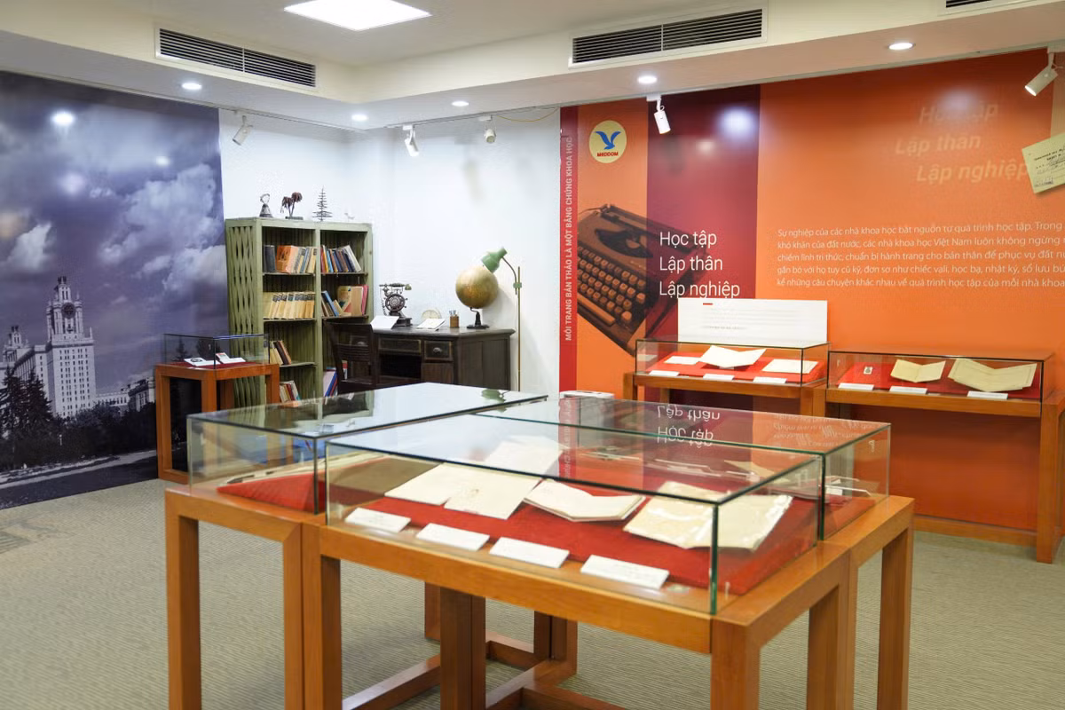 Bước dạo bộ trên cây cầu được xây dựng mô phỏng hình ảnh Khuê Văn Các, các bạn trẻ yêu Hóa học sẽ không khỏi ngạc nhiên khi nhận thấy 118 nguyên tố hóa học theo bảng tuần hoàn Mendeleev và vòng tuần hoàn của nước được bố trí hai bên lề bộ hành.