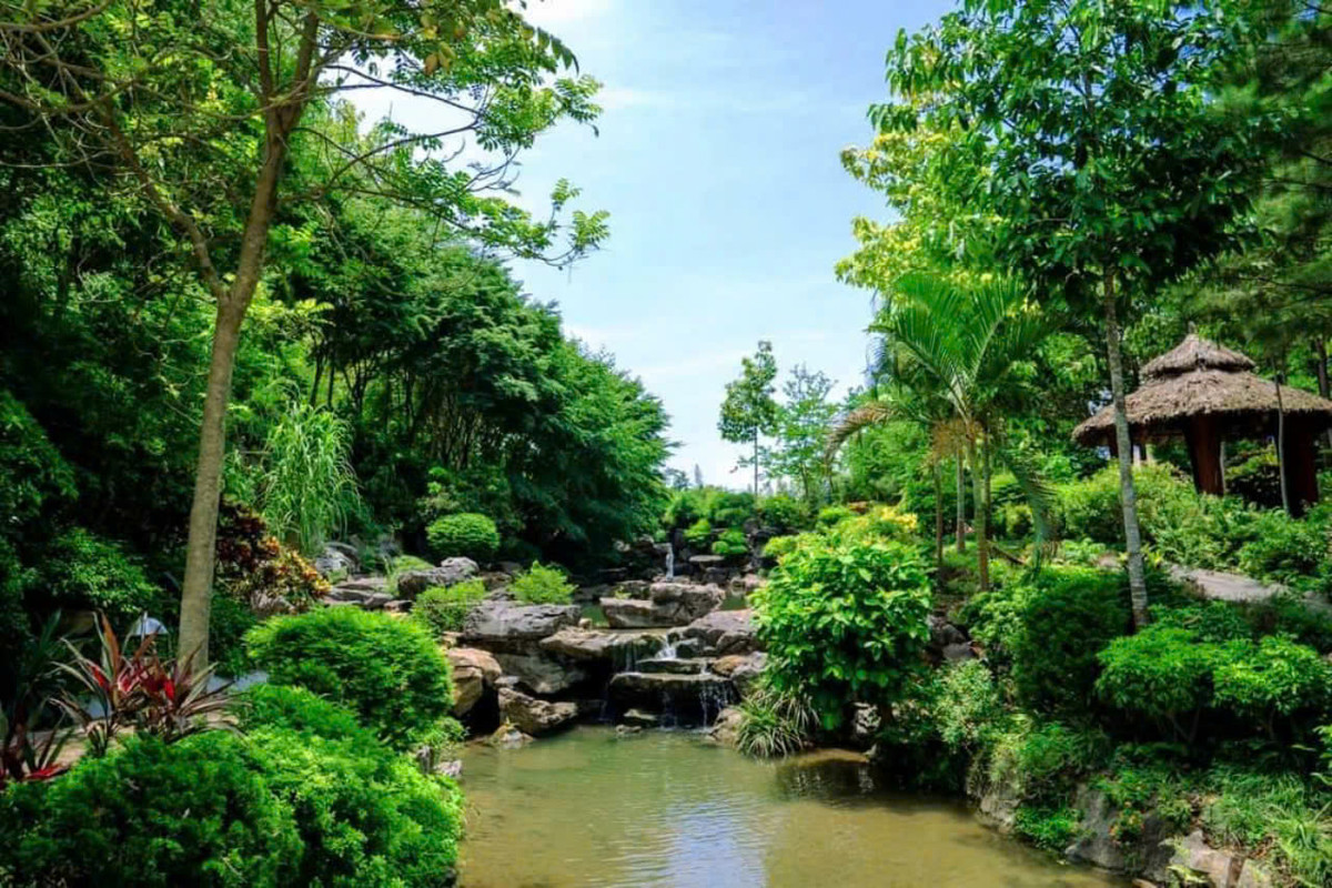 Ngay khi bước vào cổng, Công viên Di sản khiến người đến tham quan bất ngờ bởi không gian rộng lớn, thiên nhiên tươi xanh, rực rỡ. Đó là khu với hơn 500 loài hoa, nhiều loại cây cảnh và tiểu cảnh có những hình dáng khác nhau, hoặc khu rừng với khoảng 200 loài gỗ quý và cả những khu nghỉ dưỡng sang trọng, gần gũi thiên nhiên.