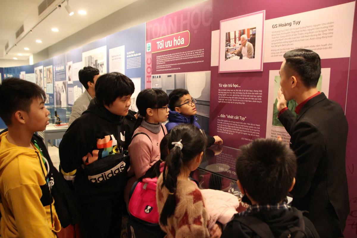 Tòa nhà có 5 tầng và mỗi tầng là những không gian thú vị khác nhau. Trong đó, ấn tượng nhất là tầng 2 với 3 phòng triển lãm, trưng bày các hiện vật, di sản của các nhà khoa học Việt Nam gồm: Phòng trưng bày theo yêu cầu với 66 tài liệu, hiện vật của nhà khoa học, PGS.TS Lê Văn Truyền; phòng trưng bày triển lãm “Thẳm sâu trong từng kỷ vật” với hơn 100 tài liệu, hiện vật của 100 nhà khoa học thuộc các lĩnh vực của Việt Nam…