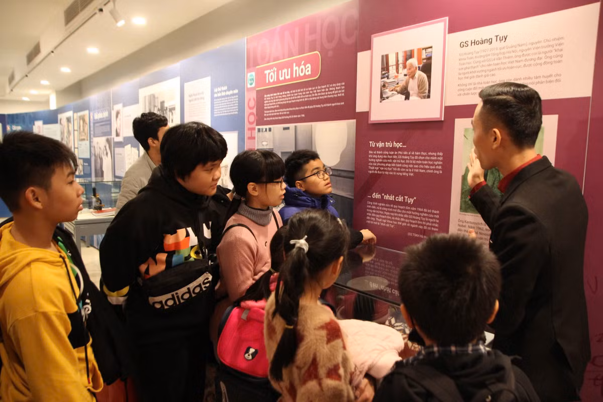 Tòa nhà có 5 tầng và mỗi tầng là những không gian thú vị khác nhau. Trong đó, ấn tượng nhất là tầng 2 với 3 phòng triển lãm, trưng bày các hiện vật, di sản của các nhà khoa học Việt Nam gồm: Phòng trưng bày theo yêu cầu với 66 tài liệu, hiện vật của nhà khoa học, PGS.TS Lê Văn Truyền; phòng trưng bày triển lãm “Thẳm sâu trong từng kỷ vật” với hơn 100 tài liệu, hiện vật của 100 nhà khoa học thuộc các lĩnh vực của Việt Nam…