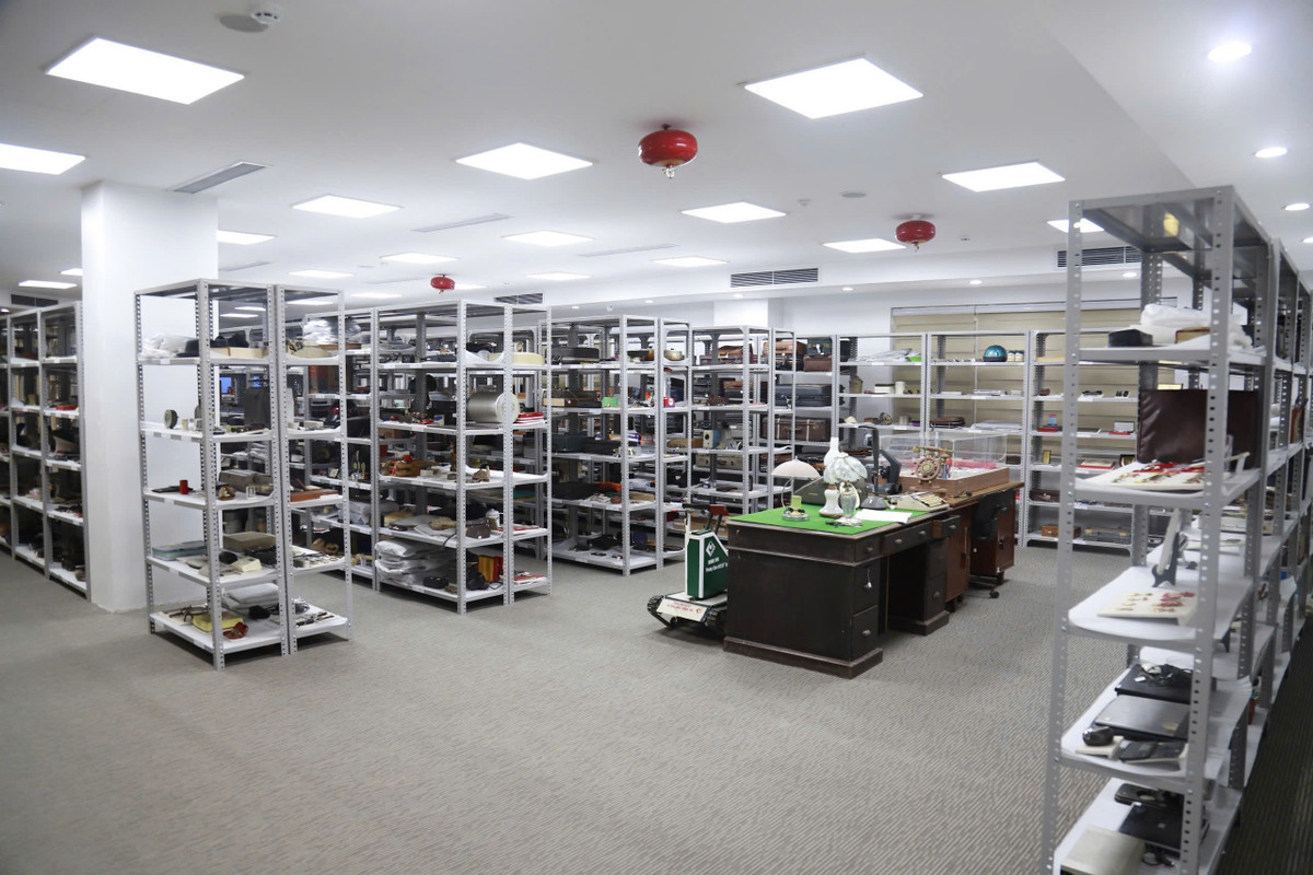 Dạo một vòng quanh công viên sẽ không khó nhận ra những điểm tham quan độc đáo. Đó là nhà sàn Di sản, nơi tìm hiểu không gian văn hóa các dân tộc. Đó cũng có thể là tòa tháp Chăm độc đáo, là bàn cờ ven suối, hoặc cầu thép Quy Hợp.