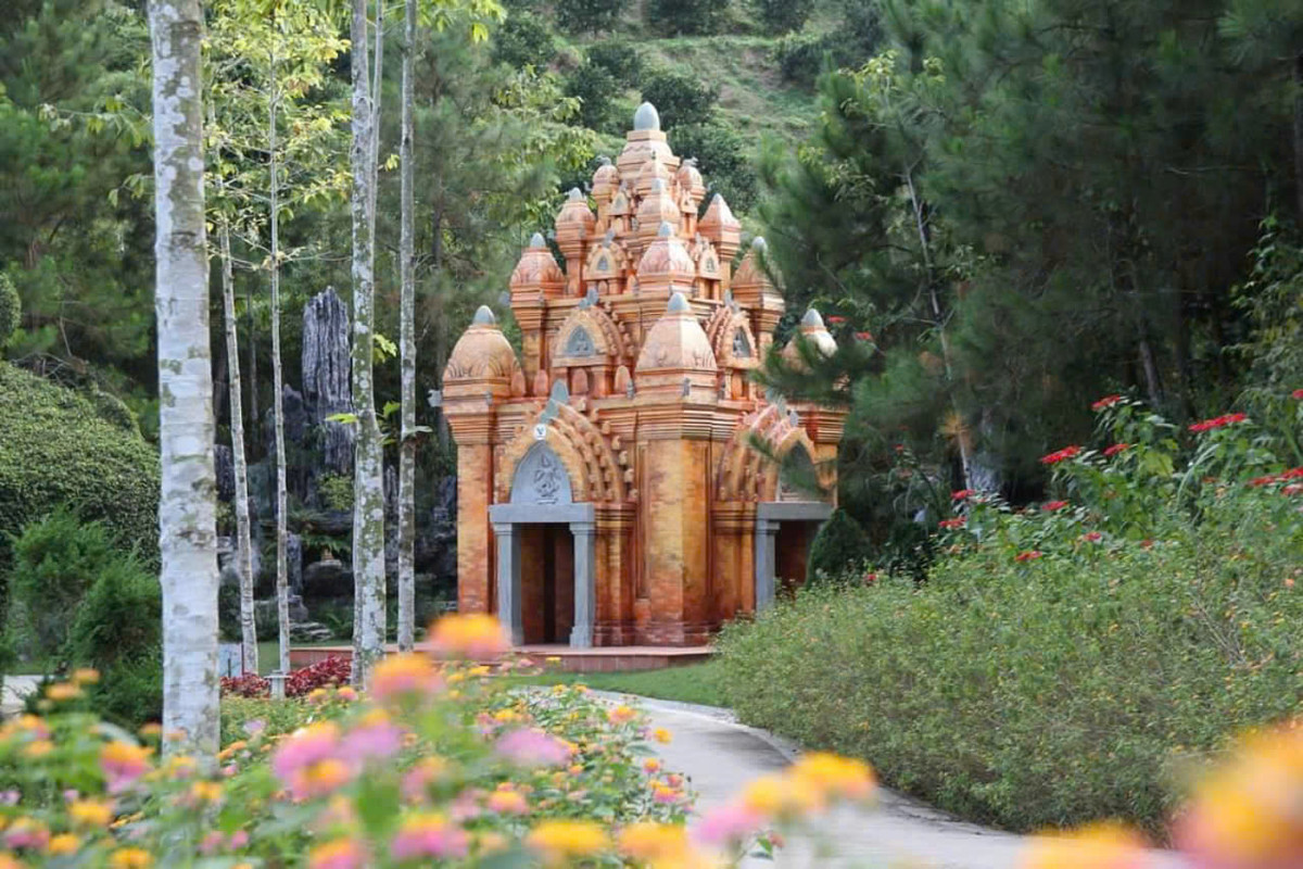 “Tới Công viên Di sản, tôi được biết thêm nhiều điều về các nhà khoa học nổi tiếng của đất nước mình. Được tận mắt chiêm ngưỡng những tài liệu, hiện vật gắn bó với cuộc đời, sự nghiệp của các nhà khoa học và nghe các thuyết minh viên giới thiệu, tôi càng thêm cảm phục, biết ơn vì những đóng góp to lớn của họ cho nền khoa học, giáo dục và nhiều chuyên ngành khác của nước ta”, chị Nguyễn Phương Hà, quận Thanh Xuân, Hà Nội chia sẻ.