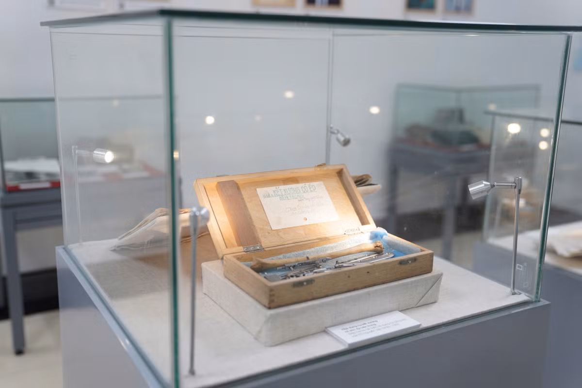 Các hiện vật được trưng bày theo 3 chủ đề: Học tập, lập thân, lập nghiệp; đóng góp, cống hiến, hy sinh; tình yêu đôi lứa, gia đình, quê hương. Ngoài ra, có phòng trưng bày, lưu trữ những tác phẩm được vinh danh Giải thưởng Hồ Chí Minh của nhiều nhà khoa học, nhà văn, nhà thơ nổi tiếng.