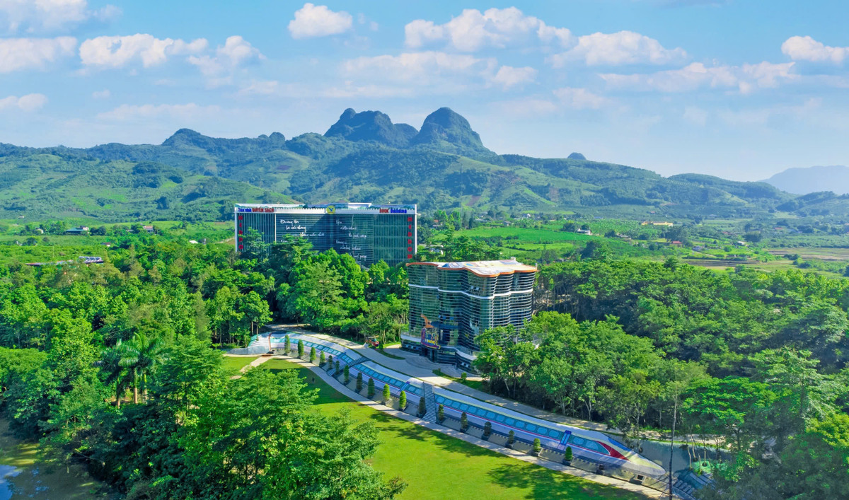  Công viên Di sản các nhà khoa học Việt Nam tọa lạc tại xã Bắc Phong, huyện Cao Phong, tỉnh Hòa Bình; có diện tích gần 30 ha với các phân khu chính: Không gian trưng bày di sản, không gian lưu trú ẩm thực, khu vực giáo dục kỹ năng sống STEM và khu giải trí công viên.