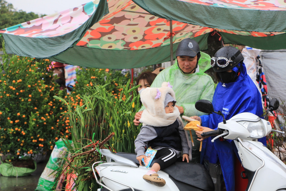 Không khí Tết càng trở nên ấm cúng trước thời tiết lạnh rét ở miền Bắc.