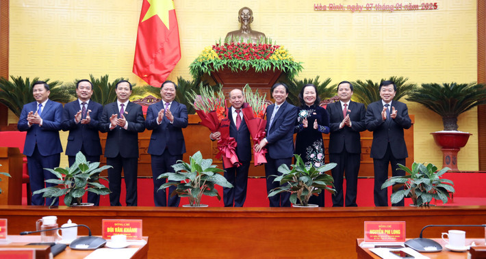 Với số phiếu tín nhiệm tuyệt đối 100% các đại biểu có mặt tán thành, đã được bầu giữ chức Chủ tịch UBND tỉnh Hòa Bình.