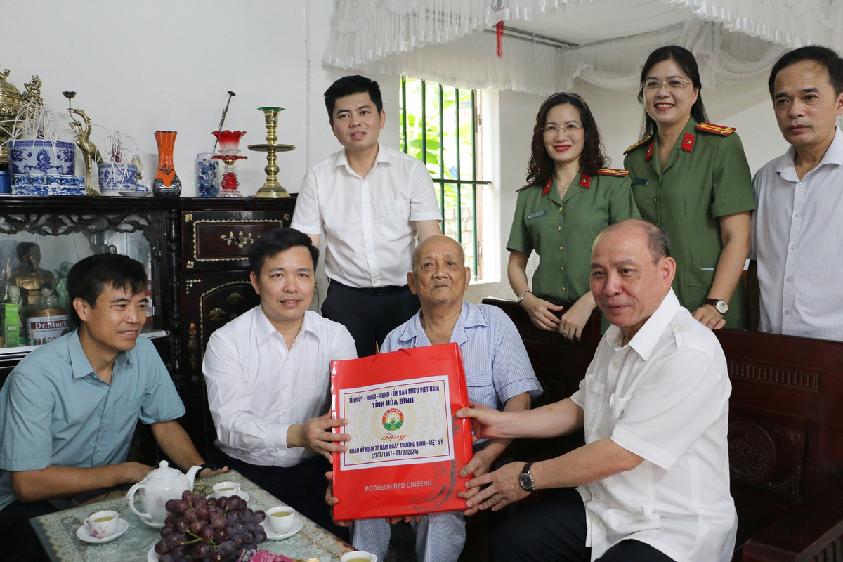 Như: Chuyên viên Văn phòng UBND tỉnh Hòa Bình; Phó Chánh Văn phòng UBND tỉnh Hòa Bình; Bí thư Huyện ủy Cao Phong; Phó Giám đốc Sở Kế hoạch và Đầu tư; Giám đốc Sở Kế hoạch và Đầu tư; Phó Chủ tịch UBND tỉnh; Phó Bí thư Thường trực Tỉnh ủy, Chủ tịch HĐND tỉnh Hòa Bình. 