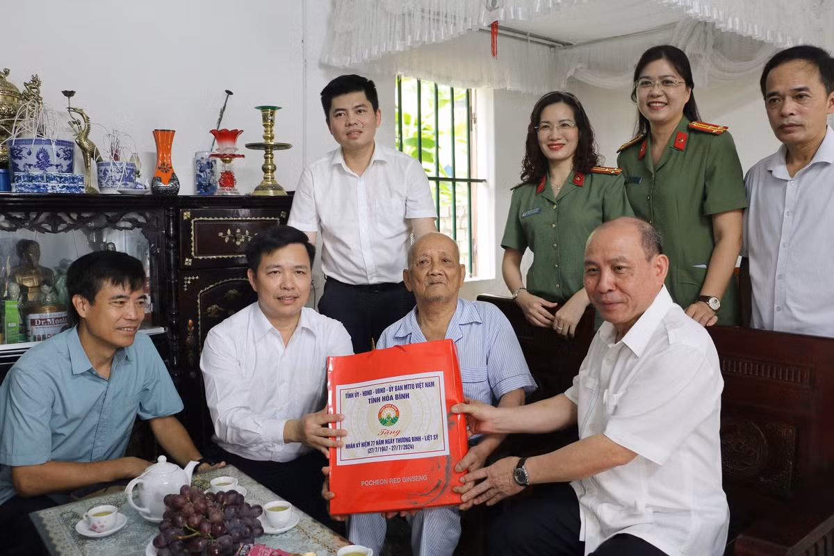 Như: Chuyên viên Văn phòng UBND tỉnh Hòa Bình; Phó Chánh Văn phòng UBND tỉnh Hòa Bình; Bí thư Huyện ủy Cao Phong; Phó Giám đốc Sở Kế hoạch và Đầu tư; Giám đốc Sở Kế hoạch và Đầu tư; Phó Chủ tịch UBND tỉnh; Phó Bí thư Thường trực Tỉnh ủy, Chủ tịch HĐND tỉnh Hòa Bình. 