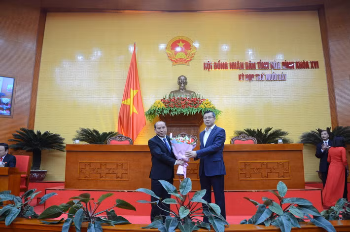 Ông Bùi Đức Hinh sinh ngày 13/9/1968, quê quán tại xã Kim Lập, huyện Kim Bôi, tỉnh Hòa Bình.