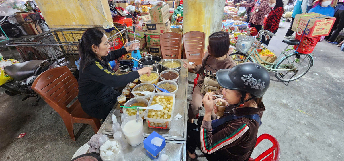 Sau một hồi rảo bước chợ quê, người mua sắm luôn phải ghé vào một quán chè để giải khát. Quán chè giản đơn, nhưng là món quà kỷ niệm của nhiều người.