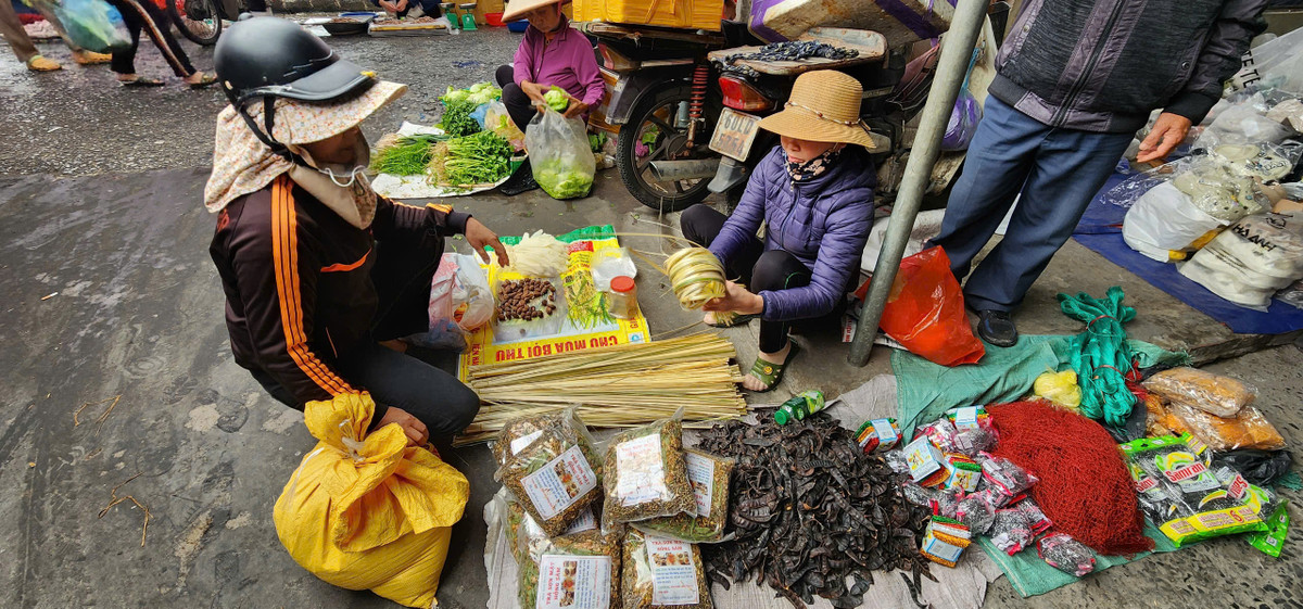 Bồ kết, dây lạt...đượm chất quê luôn được bày bán tại chợ Quán.