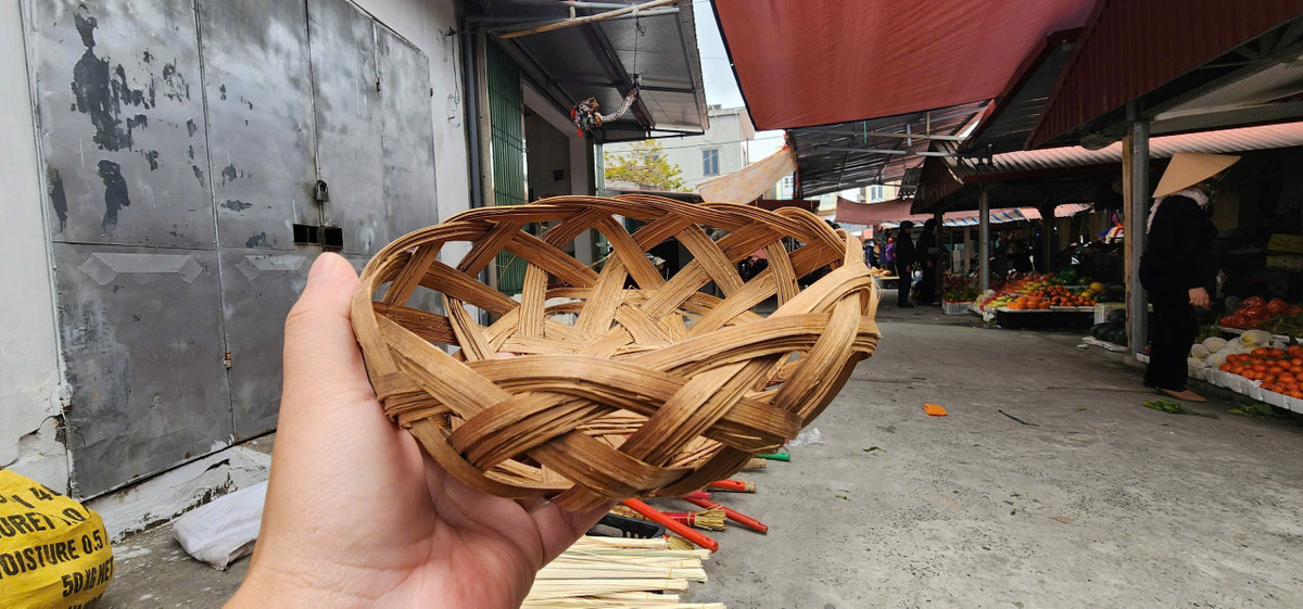 Chiếc rế nồi tuy đã ít người sử dụng, nhưng với người dân ven biển Hải Hậu thì không thể thiếu.