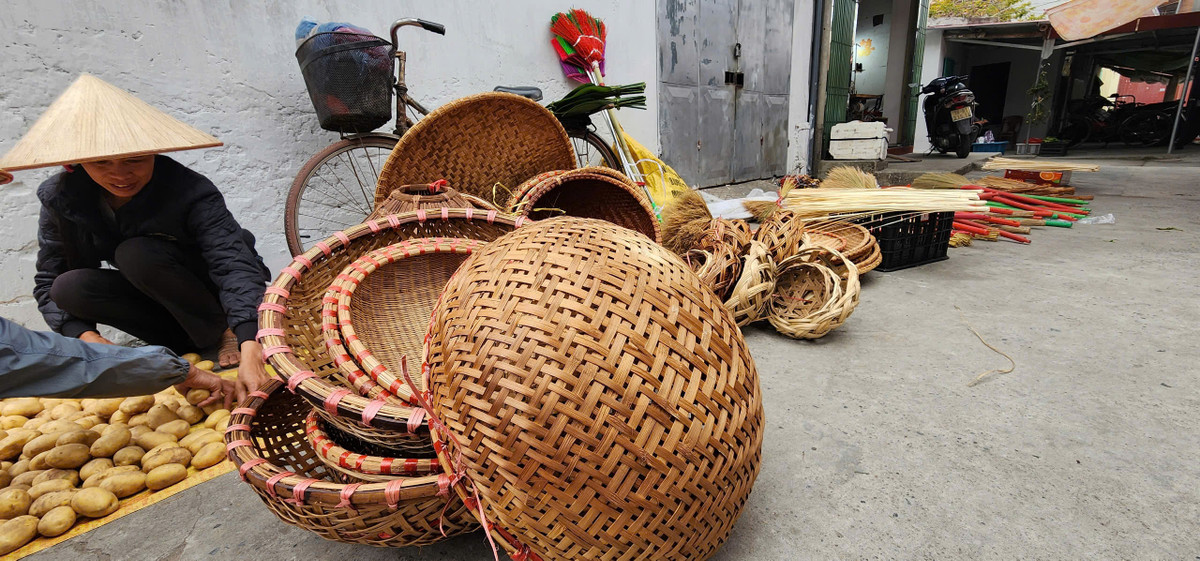 Rổ, rá, rế nồi và các vật dụng thủ công phục vụ sản xuất nông nghiệp là một trong những nét độc đáo tại chợ Quán.