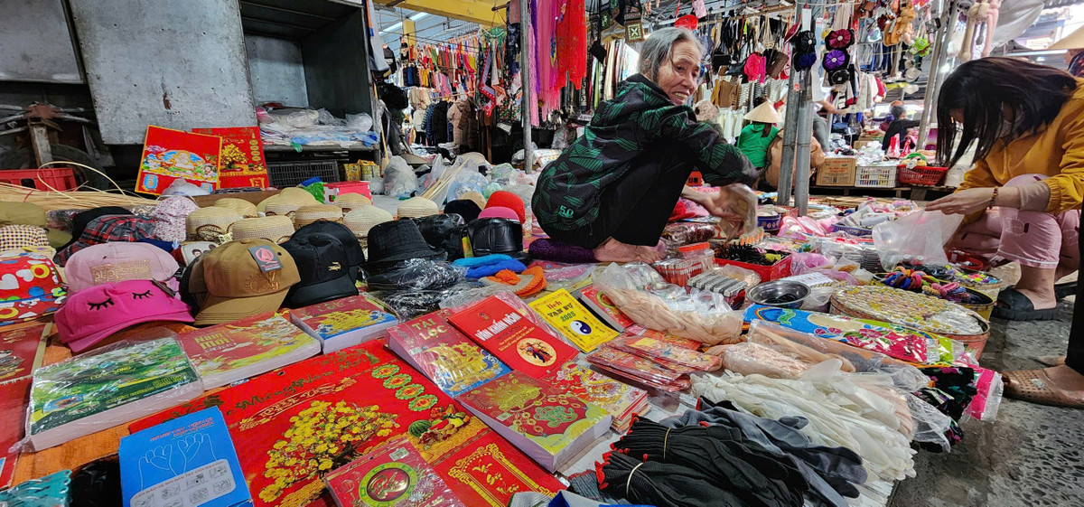 Những đồ dùng phục vụ dịp Tết tuy đã gần gũi với người dân quê nhưng luôn được mua vào đúng dịp Tết.