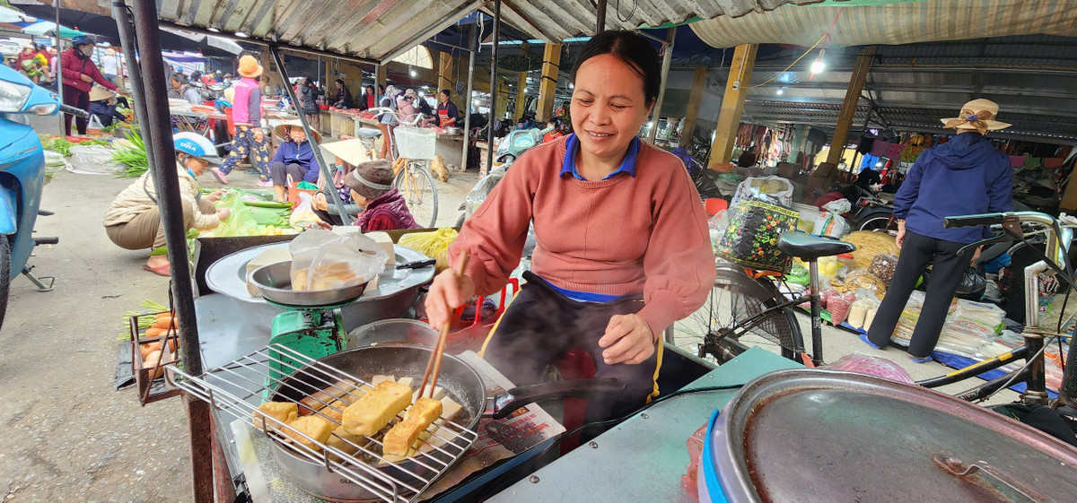 Đậu rán tẩm muối được xem là món ăn vặt tại chợ Quán.