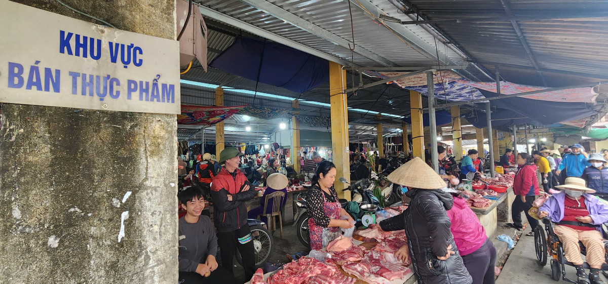 Khu vực bán hàng thực phẩm tươi sống luôn sôi động bởi nhu cầu tiêu thụ cao của người dân trong dịp Tết.