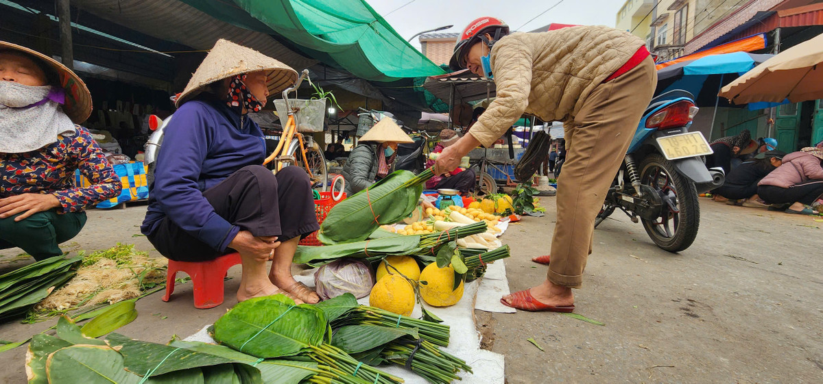 Lá dong do người dân địa phương tự trồng và bán nên có kích thước nhỏ, vừa phải.