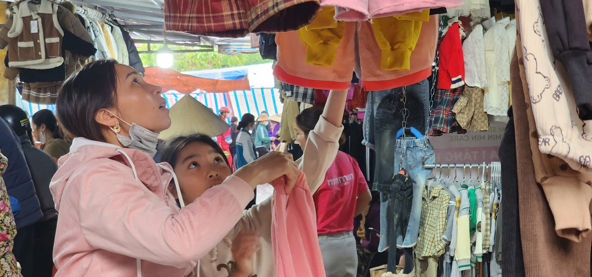 Mỗi dịp Tết đến là thời điểm những em nhỏ được bố mẹ dẫn đi chợ mua sắm quần áo mới.