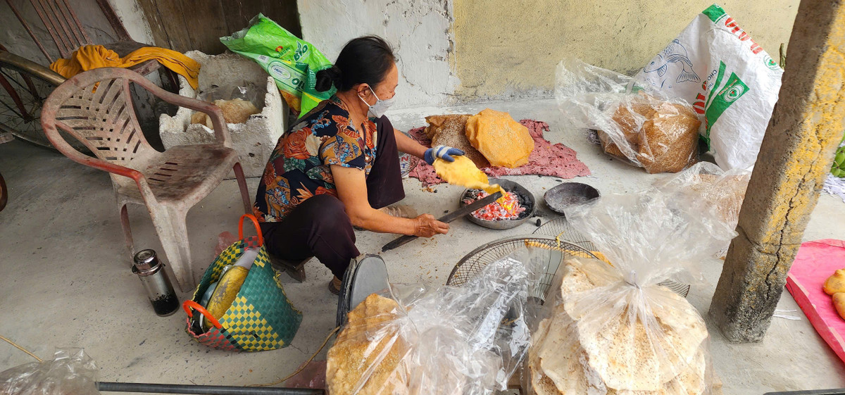 Sạp bánh đa, bánh tráng nướng thu mình trong một góc nhỏ chợ quê.