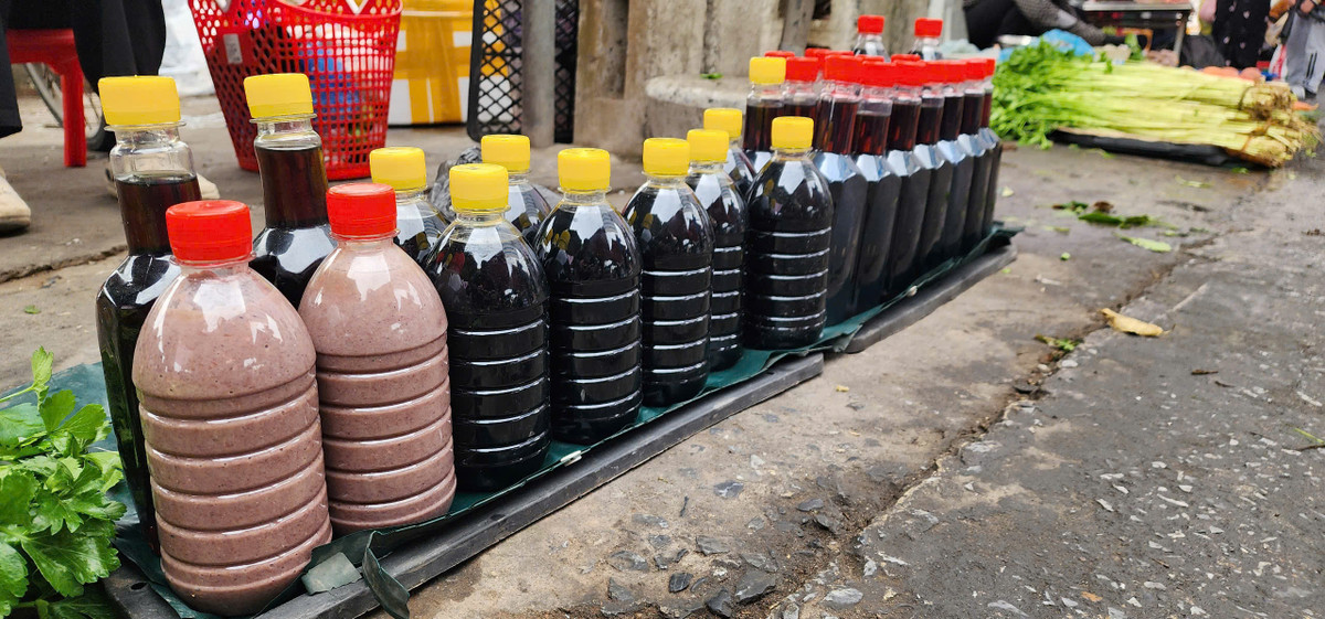 Những chai nước mắm cốt nguyên chất được người dân vùng biển Hải Hậu ủ, chắt được mang ra chợ để bày bán.