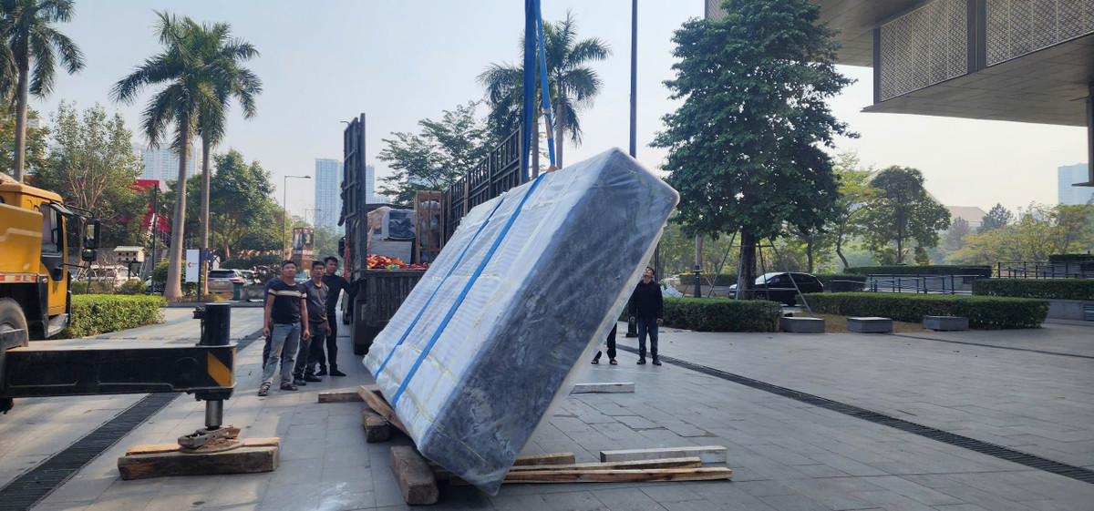 Hai sập đá vân mây nguyên khối này được cho là "độc nhất vô nhị" khi sở hữu chiều dài 4,7m, chiều ngang 2,35m, chiều cao dày 60cm và nặng gần 20 tấn.