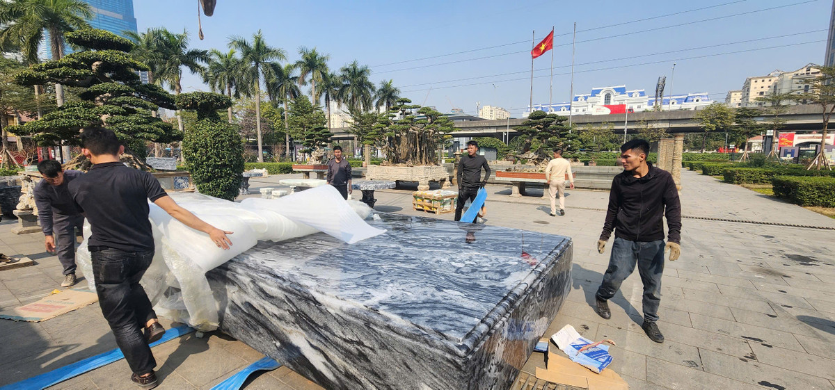 Tác phẩm nghệ thuật đá vân mây tự nhiên được cởi bỏ lớp màng bảo vệ để sẵn sàng "trưng diện" tại Bảo tàng Hà Nội dịp Tết Nguyên đán 2025.