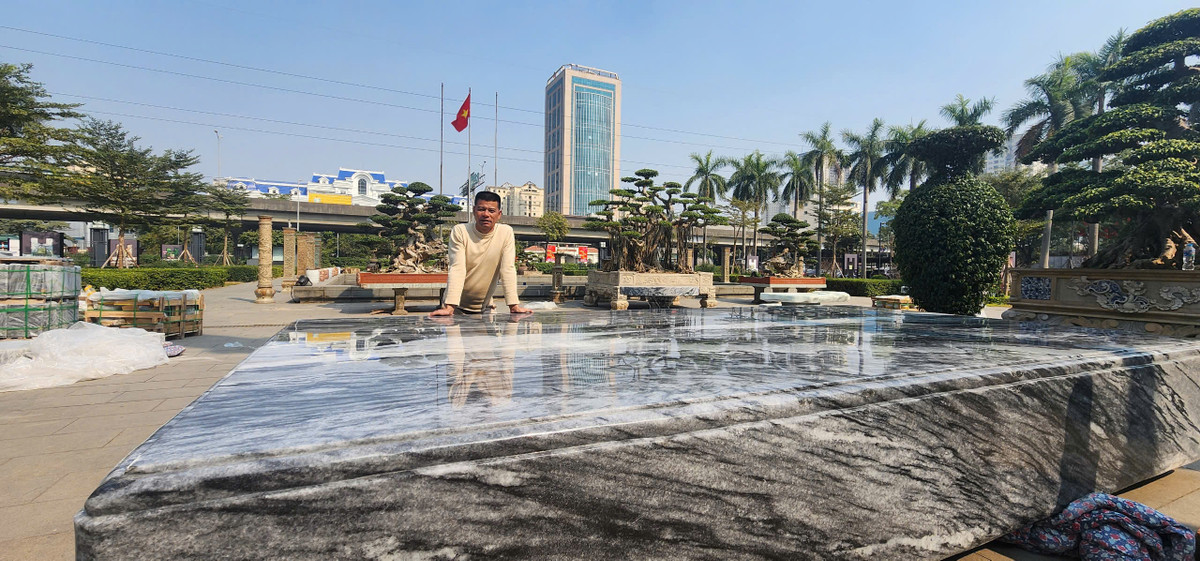 Anh Nguyễn Tiến Đạt, Phó giám đốc Công ty cổ phần ĐNT 58 cho biết, sập cẩm thạch không chỉ để trang trí mà khi sử dụng còn có ý nghĩa phong thủy, thích hợp để trong phòng rộng, khu biệt thự hoặc khách sạn.