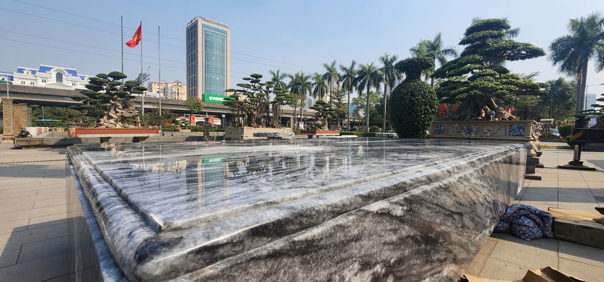 Sập đá cẩm thạch vân mây có mặt tại Bảo tàng Hà Nội được đánh giá là một trong những khối cẩm thạch tự nhiên có kích thước lớn, đường vân đẹp hiếm có ở Việt Nam.