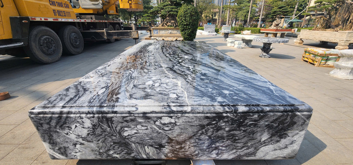 Cẩm thạch là loại đá quý rất được ưa chuộng ở khu vực châu Á. Trong nhiều yếu tố định giá cẩm thạch như trọng lượng (hoặc kích thước), màu sắc, mức độ tạp chất,... thì màu sắc có lẽ là yếu tố quan trọng nhất.