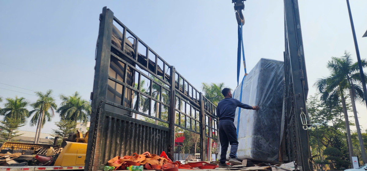 Ngày 21/1, tại khuôn viên Bảo tàng Hà Nội xuất hiện hai sập đá nguyên khối vân mây "khổng lồ" - Đây được xem là tác phẩm nghệ thuật tự nhiên có nguồn gốc từ núi đá huyện Lục Yên, tỉnh Yên Bái được vận chuyển về Thủ đô Hà Nội dịp Tết Nguyên đán 2025.