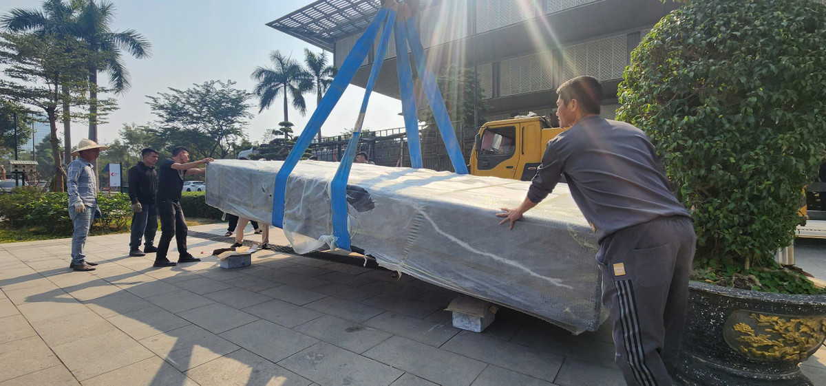 Do sập đá khổng lồ nên việc bốc dỡ, di chuyển và đặt kiên cố xuống sân Bảo tàng luôn được thực hiện cẩn thận và chỉn chu nhằm bảo đảm an toàn nét đẹp nghệ thuật tự nhiên của sập đá.
