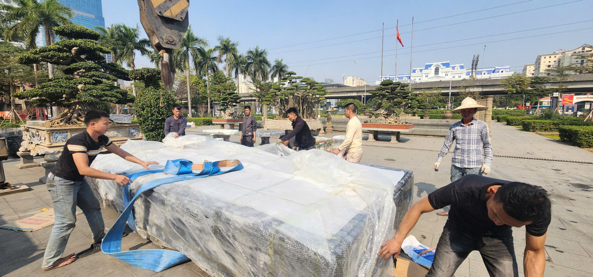 Để di chuyển sập đá từ xe rơ moóc xuống sân Bảo tàng Hà Nội, Công ty ĐNT 58 đã huy động hệ thống xe cẩu hạng nặng cùng gần 10 người thợ lành nghề, kinh nghiệm.