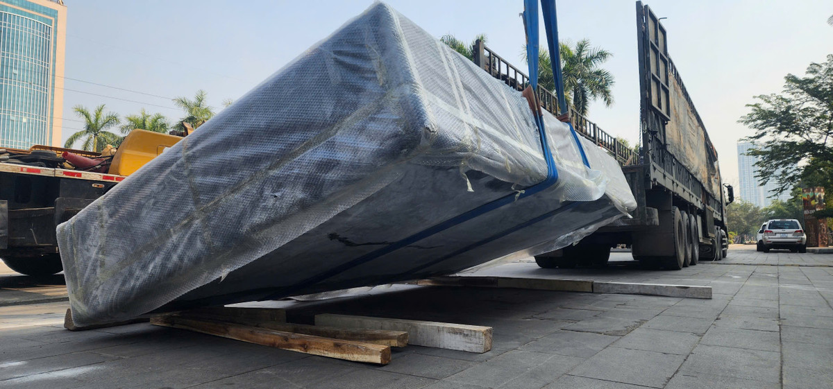 Được biết, sáng sớm 21/1, hai sập đá nguyên khối, tự nhiên này được vận chuyển về Bảo tàng Hà Nội. Chiều cùng ngày, hai sập đá đã được hạ sân và bài trí tại khu vực tiền sảnh Bảo tàng cùng với hàng chục vật phẩm là đá tự nhiên Lục Yên.