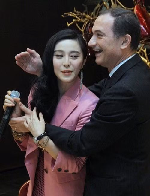 Những cái ôm quá mức thân thiết như thế này luôn khiến người đẹp phải ngượng ngùng.