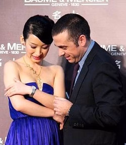 Những cái nhìn của quý ông khiến sao nữ bối rối.