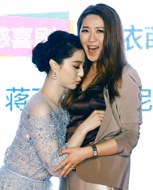 Chính Phạm Băng Băng cũng có lần là người chủ động "động chạm" đến bạn đồng nghiệp nữ.