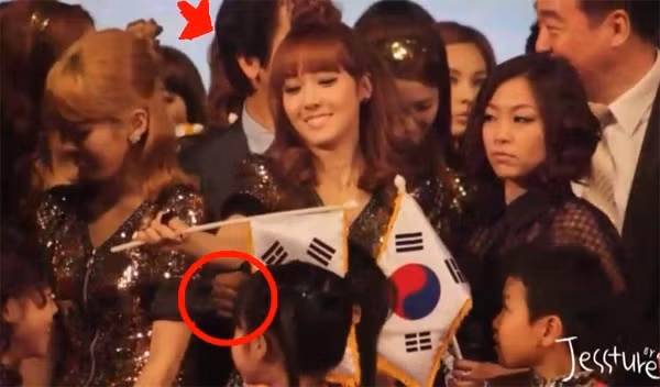 Thành viên SNSD bị một người đàn ông đứng phía sau công khai sàm sỡ khi cô đứng trên sân khấu cùng các thành viên khác. Sự việc này từng khiến truyền thông châu Á ồn ào.