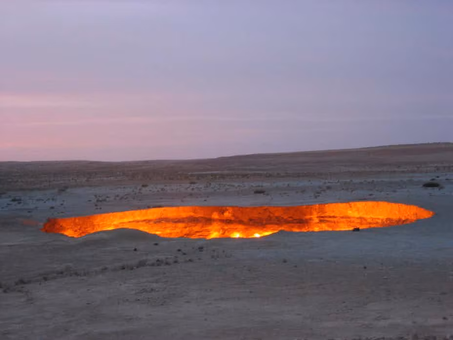 Cảnh tượng khó tin tại hố lửa khổng lồ ở Turkmenistan, hay còn được biết đến với tên gọi cánh cổng địa ngục. Hố lửa này cháy liên tục không nghỉ trong hơn 40 năm qua.