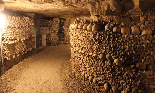 Gần 6 triệu bộ hài cốt trong hầm mộ Paris, Pháp được xếp thành những bức tường xương người rùng rợn.