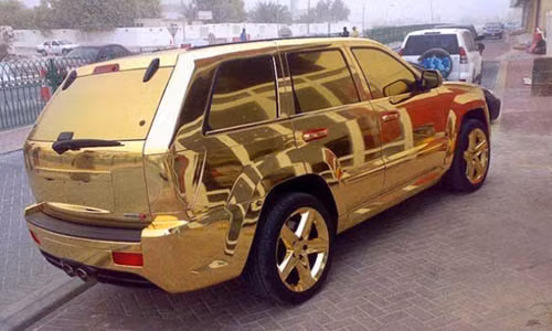 Các đại gia Dubai thể hiện sự giàu có bằng cách dùng vàng để bọc ô tô. Những chiếc ô tô bọc vàng như trong ảnh chỉ có ở Dubai.