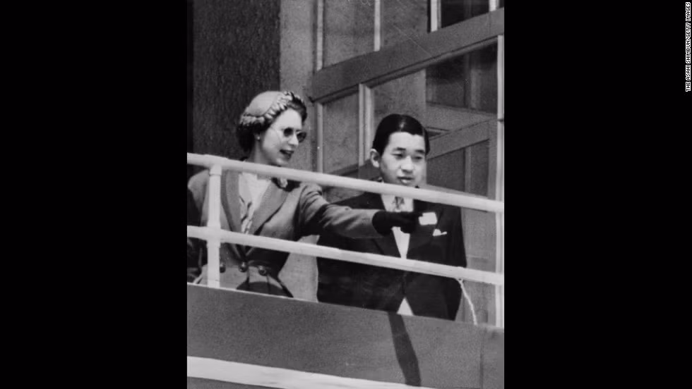 Năm 1953, Nhật hoàng Akihito tham dự lễ đăng quang của Nữ hoàng Elizabeth II và sau đó có chuyến thăm đến 13 quốc gia ở châu Âu và Bắc Mỹ.