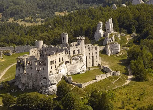 Lâu đài Ogrodzieniec là một kỳ quan khó tin thế kỷ 14, tuy nhiên, chiến tranh thế giới thứ 2 đã tàn phá một phần của lâu đài. Ngày nay du khách thường tới đây trong những chuyến du lịch mạo hiểm bởi lâu đài này có vẻ đẹp rất ma quái, âm u.