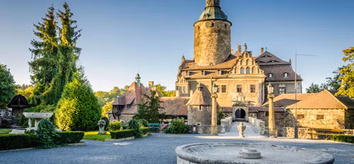 Lâu đài Czocha được xây dựng từ thế kỷ 13 là một trong những công trình xây dựng nổi tiếng nhất Ba Lan. Lâu đài được xây dựng hoàn toàn bằng đá phiến ma, khiến nó trở thành một pháo đài phòng thủ kiên cố. Hiện nay, lâu đài Czocha trở thành một điểm tham quan theo chủ đề phù thủy, được gọi là trường Hogwarts tại Ba Lan.