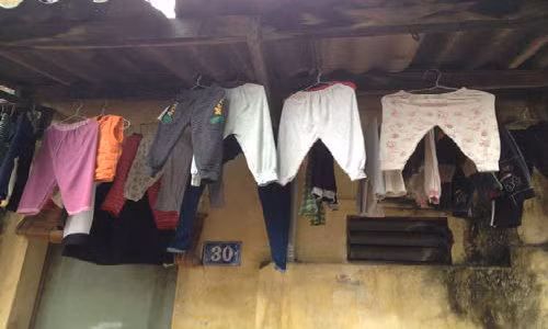 Cho chong ra ria, vo om con vao Nam tron troi nom am-Hinh-2