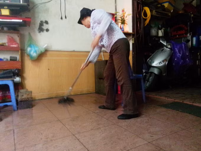 Cho chong ra ria, vo om con vao Nam tron troi nom am-Hinh-3