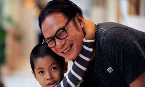 Dao dien Tran Luc “that tim” khi doc van con trai ta bo